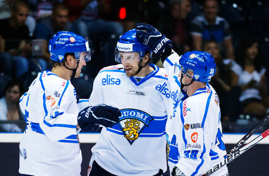 Finlands Oskar Osala (m) gratuleras till sitt 0-5-mål i