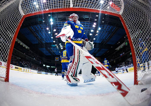Sveriges målvakt Linus Ullmark deppar