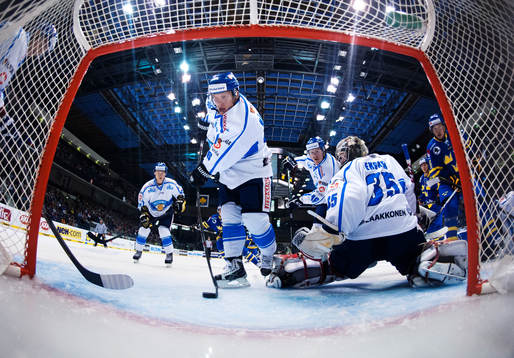 Finlands Tuukka Mäntylä rensar undan pucken framför mål