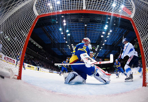 Finlands Pekka Jormakka (h) gör 0-4 bakom Sveriges