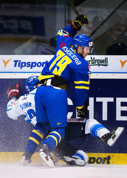 Sveriges Daniel Brodin tacklar Finlands Jyri Marttinen i