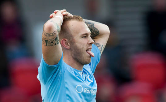 Magnus Eriksson, Malmö, har missat friläge  i