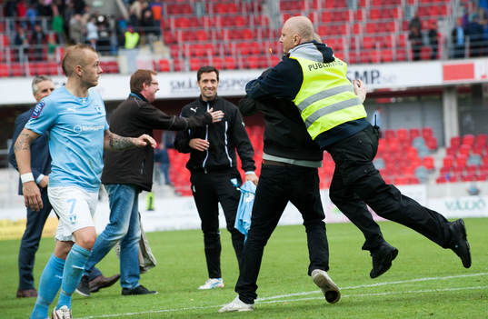 Ordningsvakterna borttar ner en Malmö-supporter i
