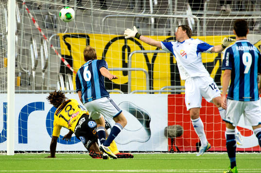 Elfsborgs Mohamed Bangura nickar in 1-2