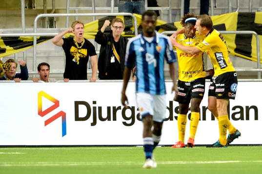 Elfsborgs Mohamed Bangura gratuleras av Henning Hauger
