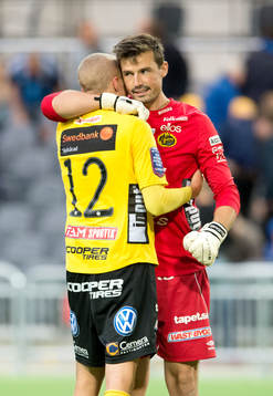 Kevin Stuhr-Ellegaard, målvakt Elfsborg gratuleras av