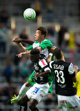 Hammarbys Nick Ledgerwood i en luftduell med Brages Dulee