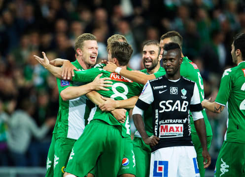 Hammarbys Nick Ledgerwood kramas om av sina lagkamrater