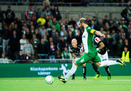 Hammarbys Kennedy Bakircioglu skjuter in 2-0 på straff
