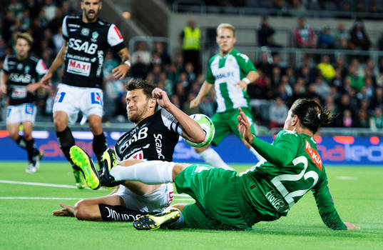 Brages Peter Magnusson blir tacklad av Hammarbys Erik