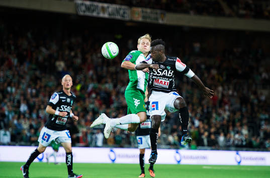 Hammarbys Erik Sundin i en luftduell med Brages Dulee