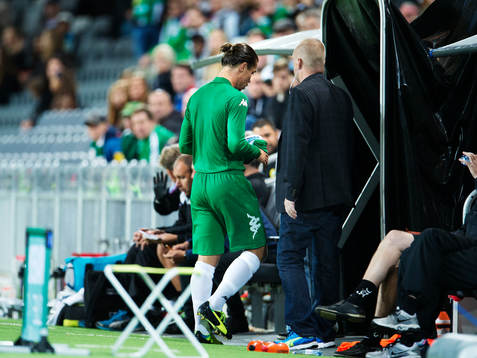 Hammarbys Erik Figueroa lämnar planen