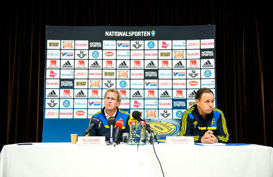 Sveriges förbundskapten Erik Hamrén pratar med media