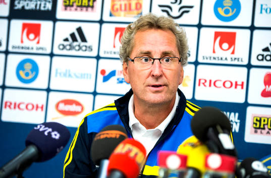 Sveriges förbundskapten Erik Hamrén pratar med media