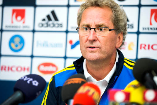 Sveriges förbundskapten Erik Hamrén pratar med media