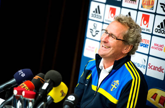 Sveriges förbundskapten Erik Hamrén pratar med media