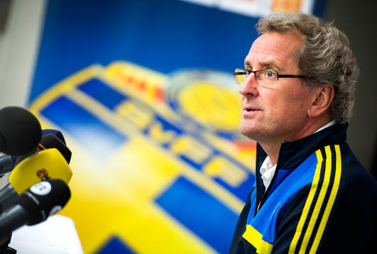 Sveriges förbundskapten Erik Hamrén pratar med media