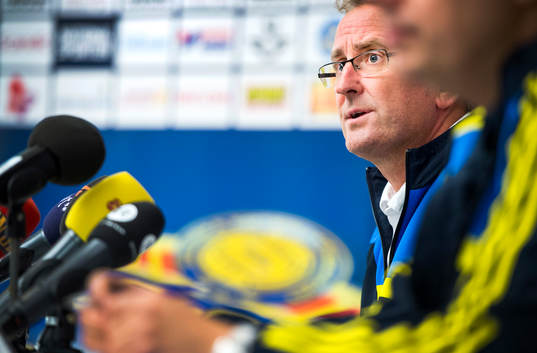 Sveriges förbundskapten Erik Hamrén pratar med media