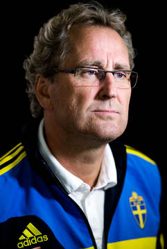 Sveriges förbundskapten Erik Hamrén pratar med media