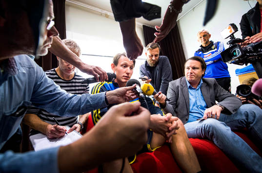 Sveriges Kim Källström pratar med media