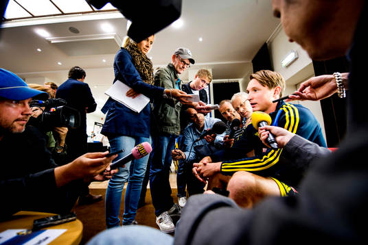 Sveriges Kim Källström pratar med media