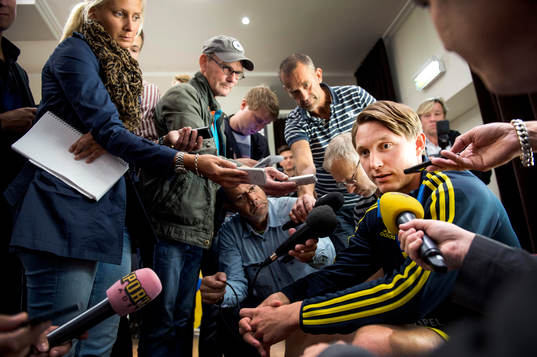 Sveriges Kim Källström pratar med media
