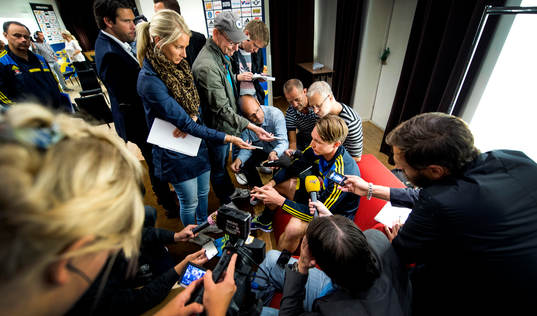 Sveriges Kim Källström pratar med media