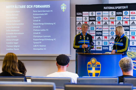 Sveriges förbundskapten Pia Sundhage och assisterande