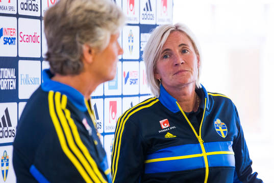 Sveriges förbundskapten Pia Sundhage och assisterande