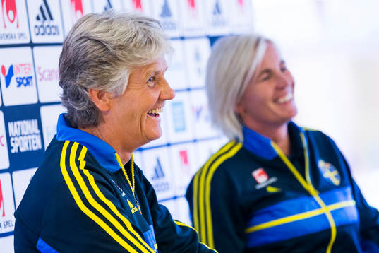 Sveriges förbundskapten Pia Sundhage och assisterande