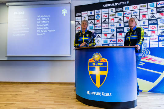 Sveriges förbundskapten Pia Sundhage och assisterande
