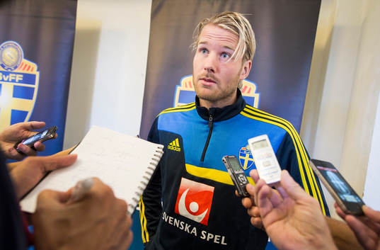 Sveriges Ola Toivonen i mixed zone på Stockholm Stadion