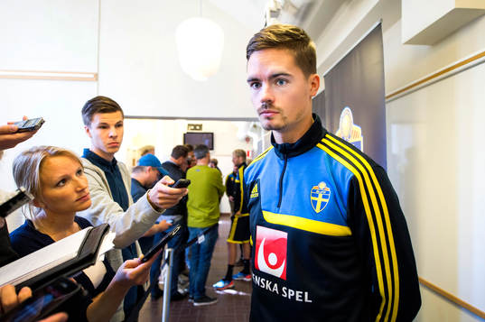 Sveriges Mikael Lustig i mixed zone på Stockholm Stadion