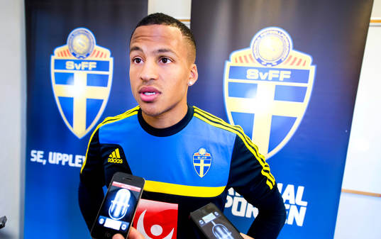 Sveriges Martin Olsson i mixed zone på Stockholm Stadion