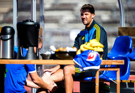 Sveriges målvakt Andreas Isaksson får sitt ben lindat