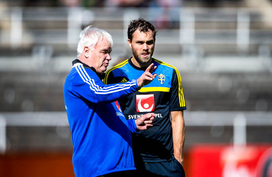 Sveriges spion Reine Almqvist informerar Johan Elmander