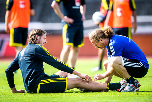Sveriges Jonas Olsson har ont i benet och pratar med