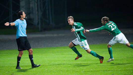 Vinbergs Hampus Svensson jublar, domare signalerar för mål