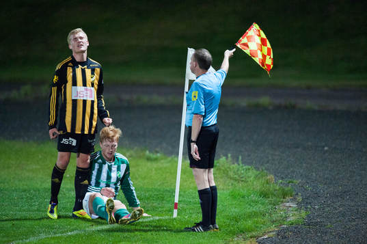 Linus Svensson, IFK Hässleholm, deppad över domslut,