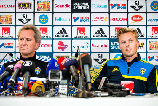 Sveriges förbundskapten Erik Hamrén och Sebastian Larsson