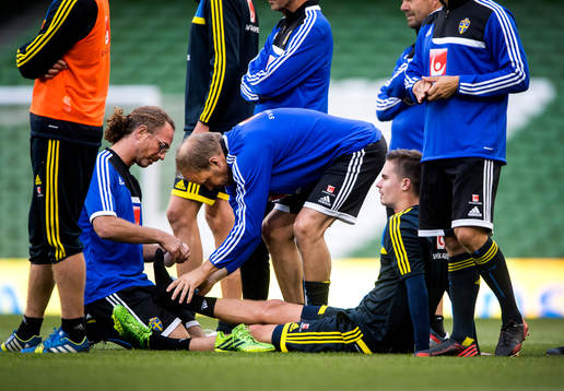 Sveriges Mikael Lustig får sin fot lindad i slutet på