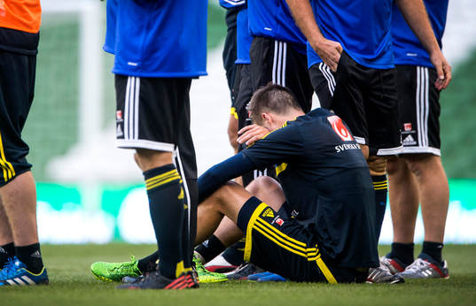 Sveriges Mikael Lustig får sin fot lindad i slutet på