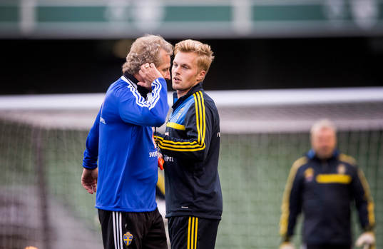 Sveriges förbundskapten Erik Hamrén pratar med Sebastian