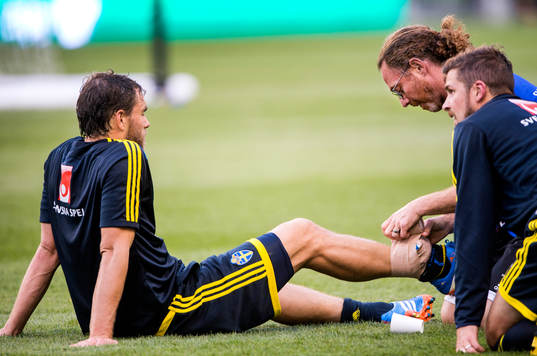 Sveriges Johan Elmander får sin fot lindad