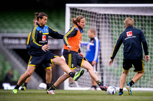 Sveriges Zlatan Ibrahimovic och Jonas Olsson