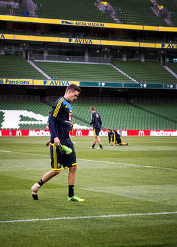Sveriges Mikael Lustig lämnar träningen med lindad fot