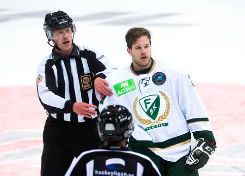 Färjestads Devin Didiomete börjar bråka med Frölundas