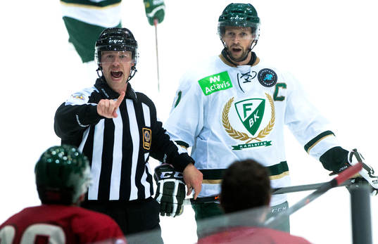 Domaren motar Frölundaspelare som vill åt Rickard Wallin