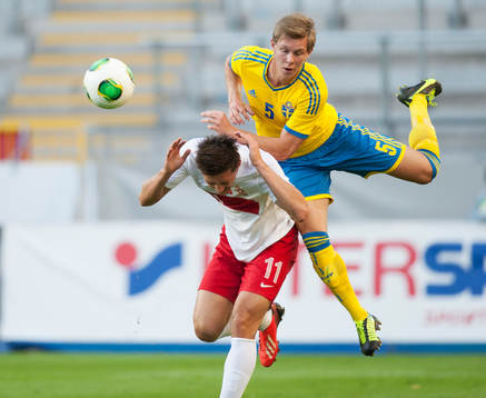 Emil Krafth, Sverige, blir varnad för