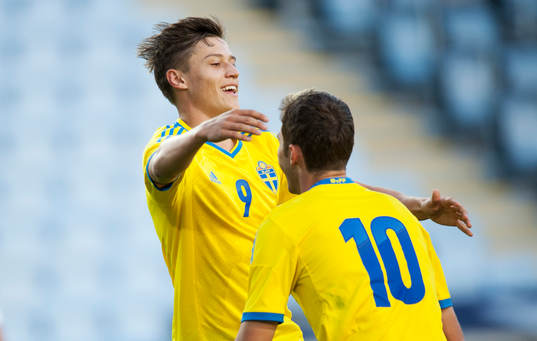 1-1, Simon Thern kvitterar och grattas av en annan